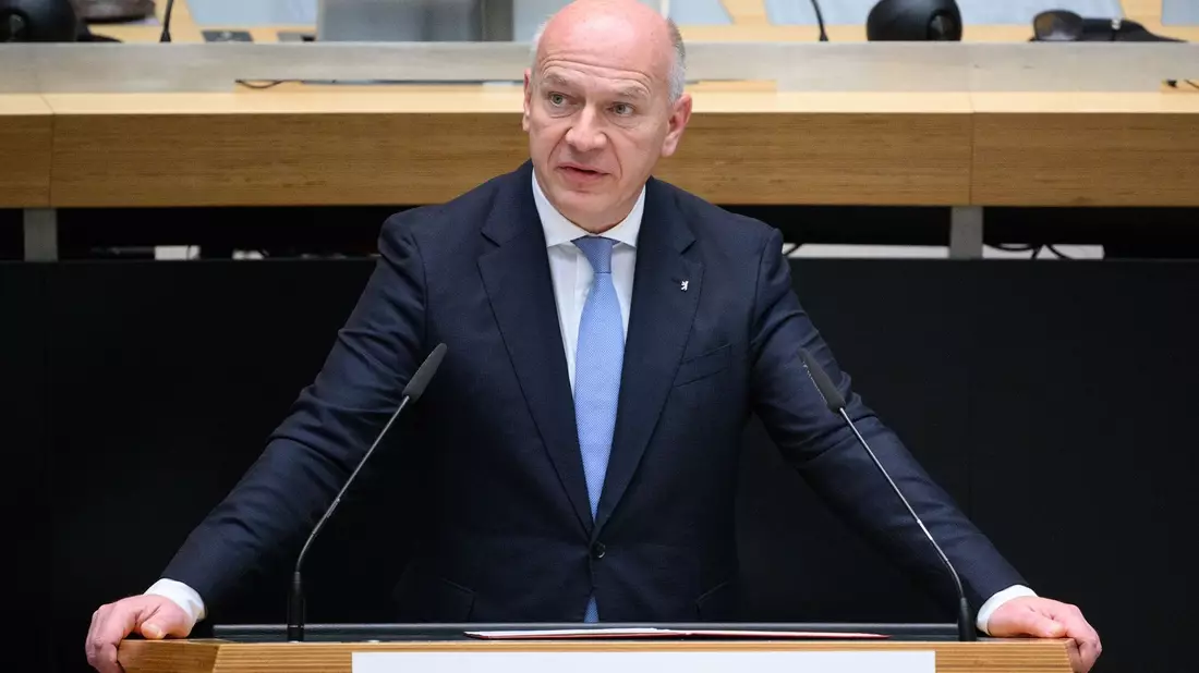 Will die Schuldenbremse «zukunftsfest gestalten»: Berlins Regierender Bürgermeister Kai Wegner (CDU). - Bild: Bernd von Jutrczenka/dpa