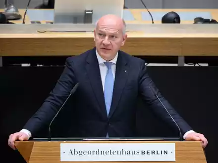 Erwartet von den Universitätsleitungen konsequentes Vorgehen gegen Antisemitismus und aktives Eingreifen: Berlins Regierender Bürgermeister Kai Wegner. - Foto: Bernd von Jutrczenka/dpa