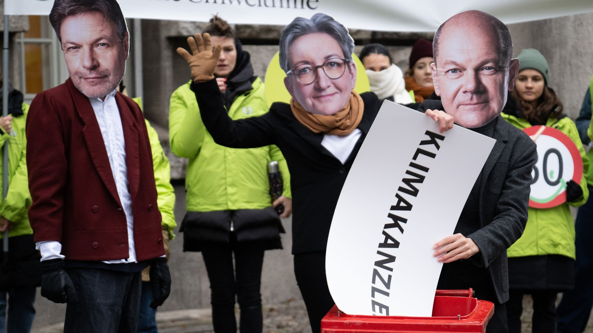 Aktivisten vor dem Oberverwaltungsgericht Berlin. Dort wird über eine Klag der Deutschen Umwelthilfe (DUH) und des Bunds für Umwelt und Naturschutz Deutschland (BUND) gegen die Bundesregierung verhandelt. - Foto: Sebastian Christoph Gollnow/dpa
