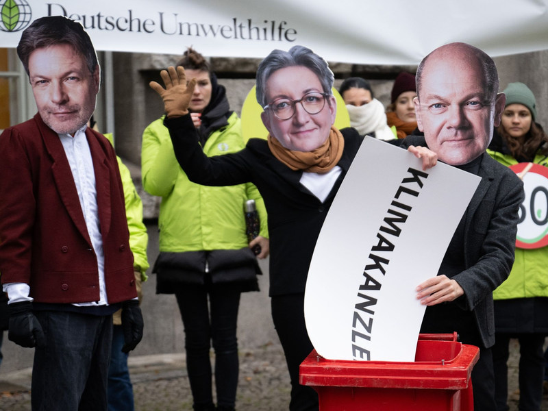 Aktivisten vor dem Oberverwaltungsgericht Berlin. Dort wird über eine Klag der Deutschen Umwelthilfe (DUH) und des Bunds für Umwelt und Naturschutz Deutschland (BUND) gegen die Bundesregierung verhandelt. - Foto: Sebastian Christoph Gollnow/dpa