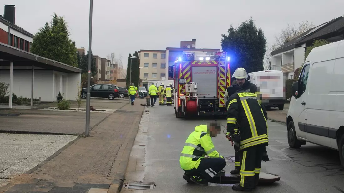 FF Bad Salzuflen: Neun Häuser im Sperberweg nach Gasaustritt evakuiert / Rund 15 Betroffene kommen in Bullis und einem mobilen Aufenthaltsraum unter - Bild: presseportal.de