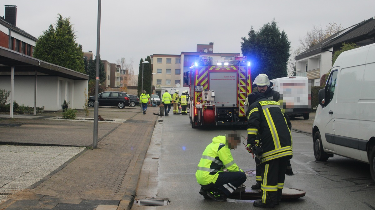 FF Bad Salzuflen: Neun Häuser im Sperberweg nach Gasaustritt evakuiert / Rund 15 Betroffene kommen in Bullis und einem mobilen Aufenthaltsraum unter - Foto: presseportal.de