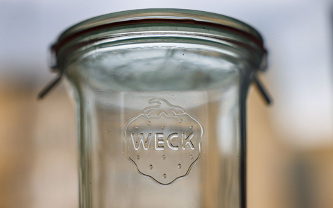 Ein Einmachglas von Weck: Für den insolventen Glashersteller gibt es eine Zukunft. - Foto: Oliver Berg/dpa