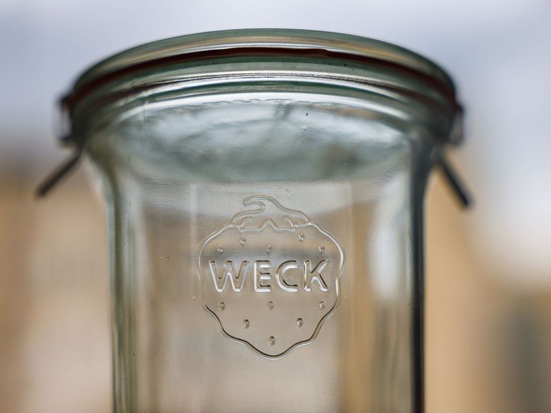Ein Einmachglas von Weck: Für den insolventen Glashersteller gibt es eine Zukunft. - Foto: Oliver Berg/dpa