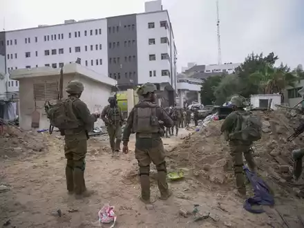 Israelische Soldaten bei einem Einsatz im November vor dem Schifa-Krankenhaus in Gaza-Stadt. - Foto: Victor R. Caivano/AP/dpa