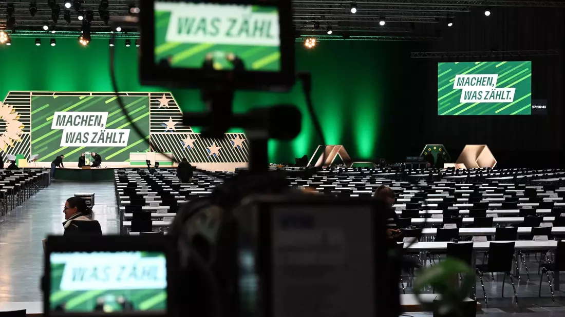 Der Grünen-Parteitag unter dem Motto «Machen, was zählt» findet in Karlsruhe statt. - Bild: Uli Deck/dpa