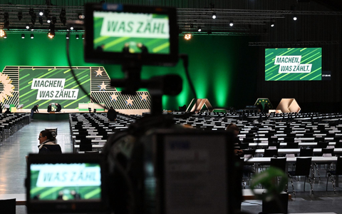 Der Grünen-Parteitag unter dem Motto «Machen, was zählt» findet in Karlsruhe statt. - Foto: Uli Deck/dpa