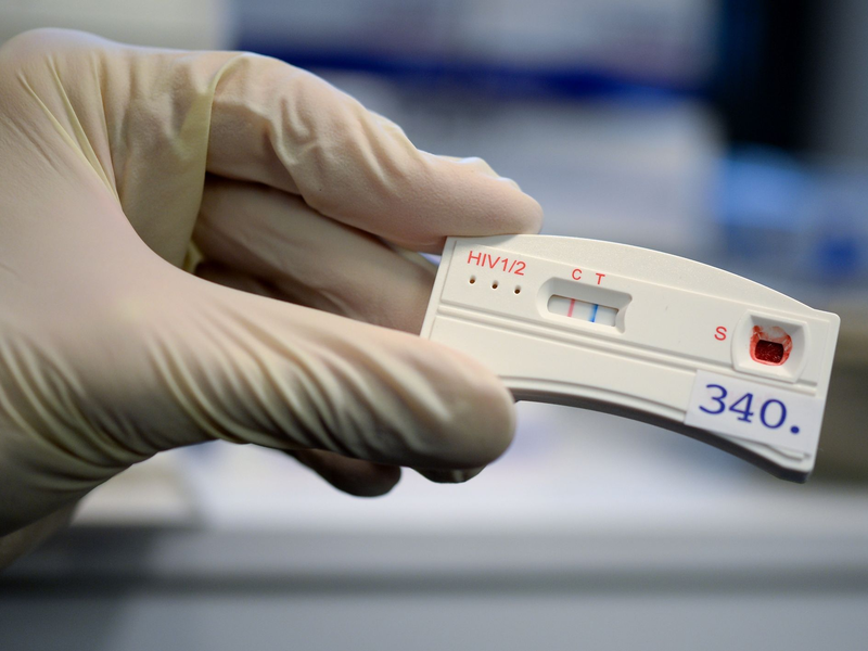 Ein Schnelltest hilft bein der Erkennung einer HIV-Infektion. (Aschivbild) - Foto: Britta Pedersen/dpa-Zentralbild/dpa