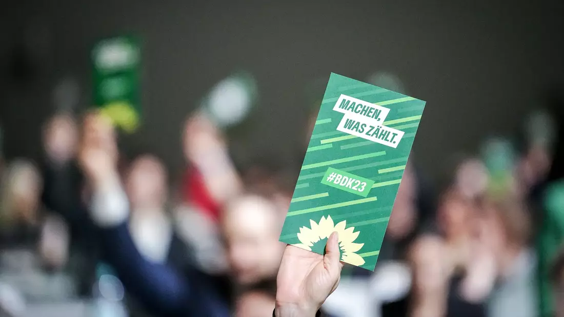 Der Grünen-Parteitag unter dem Motto «Machen, was zählt» findet in Karlsruhe statt. - Bild: Kay Nietfeld/dpa