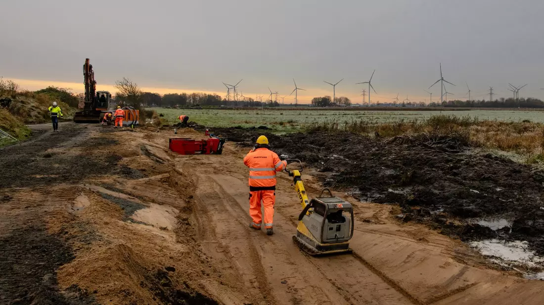 Ein Weg wird auf einer Baustelle im Kreis Dithmarschen planiert. Dort soll die Northvolt-Batteriefabrik für Elektroautos entstehen. - Bild: Frank Molter/dpa