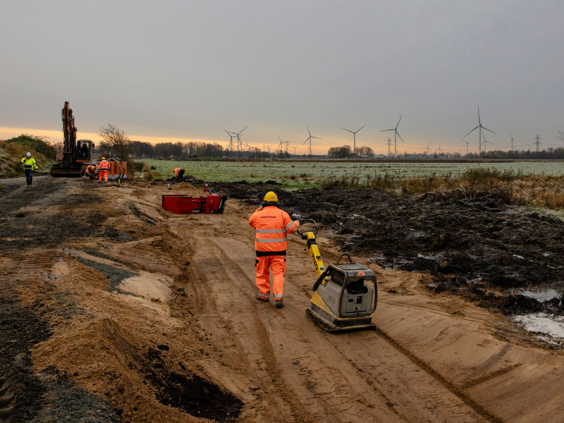 Ein Weg wird auf einer Baustelle im Kreis Dithmarschen planiert. Dort soll die Northvolt-Batteriefabrik für Elektroautos entstehen. - Foto: Frank Molter/dpa