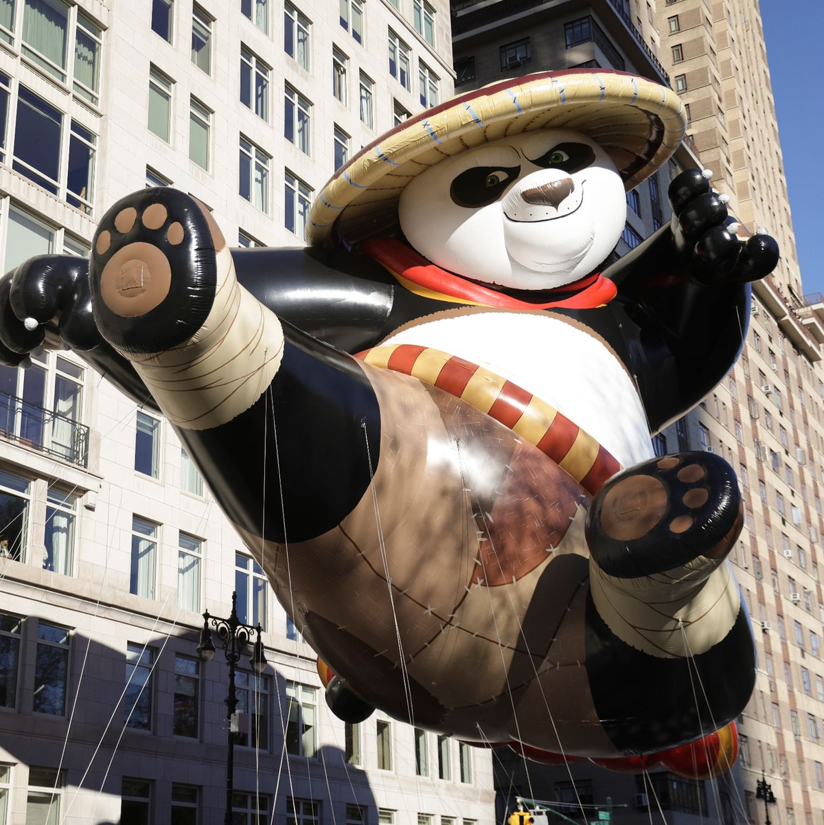 Die Balkons sind voller Menschen, als Manga-Star Son Goku vorbeischwebt. - Foto: Jeenah Moon/AP/dpa