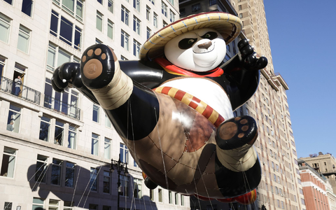 Die Balkons sind voller Menschen, als Manga-Star Son Goku vorbeischwebt. - Foto: Jeenah Moon/AP/dpa