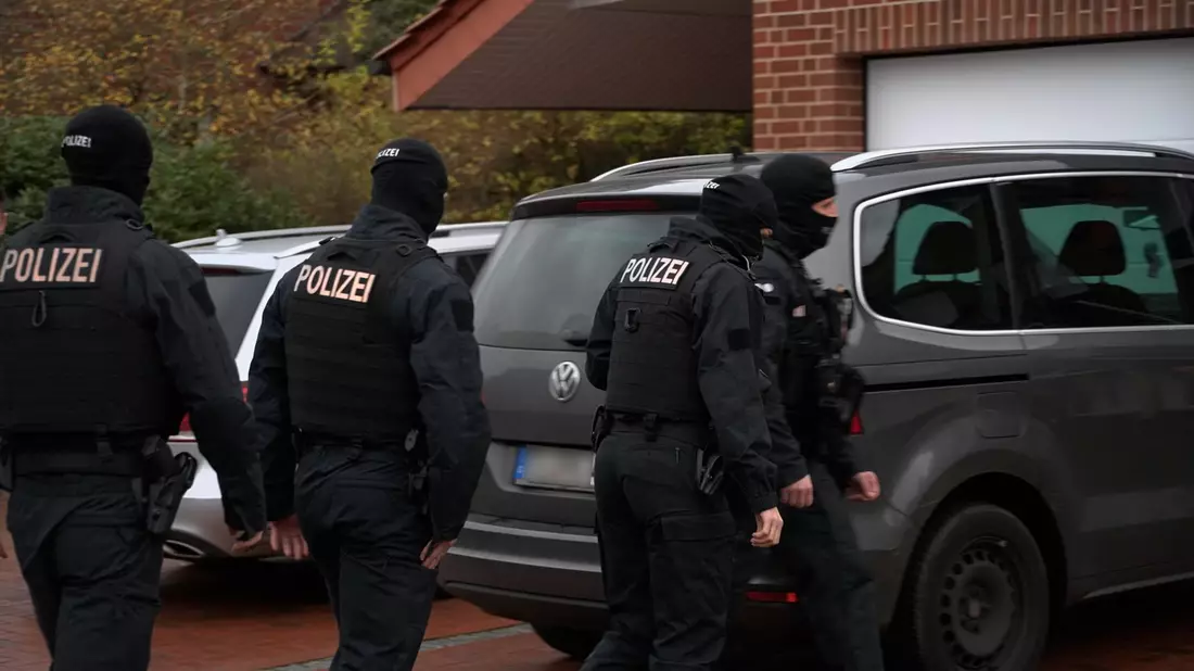 Durchsuchung in Lingen in Niedersachsen. - Bild: -/tv7news/dpa