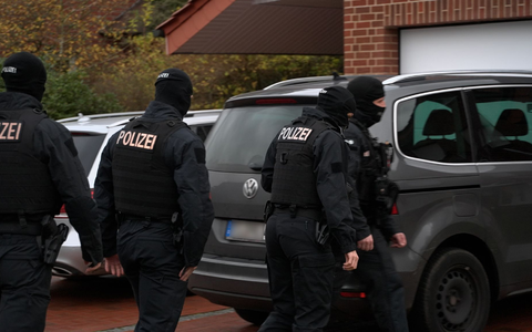Durchsuchung in Lingen in Niedersachsen. - Foto: -/tv7news/dpa