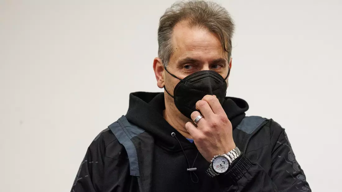 Wilfried W. steht in einem Saal des Landgerichts Paderborn. - Bild: Friso Gentsch/dpa
