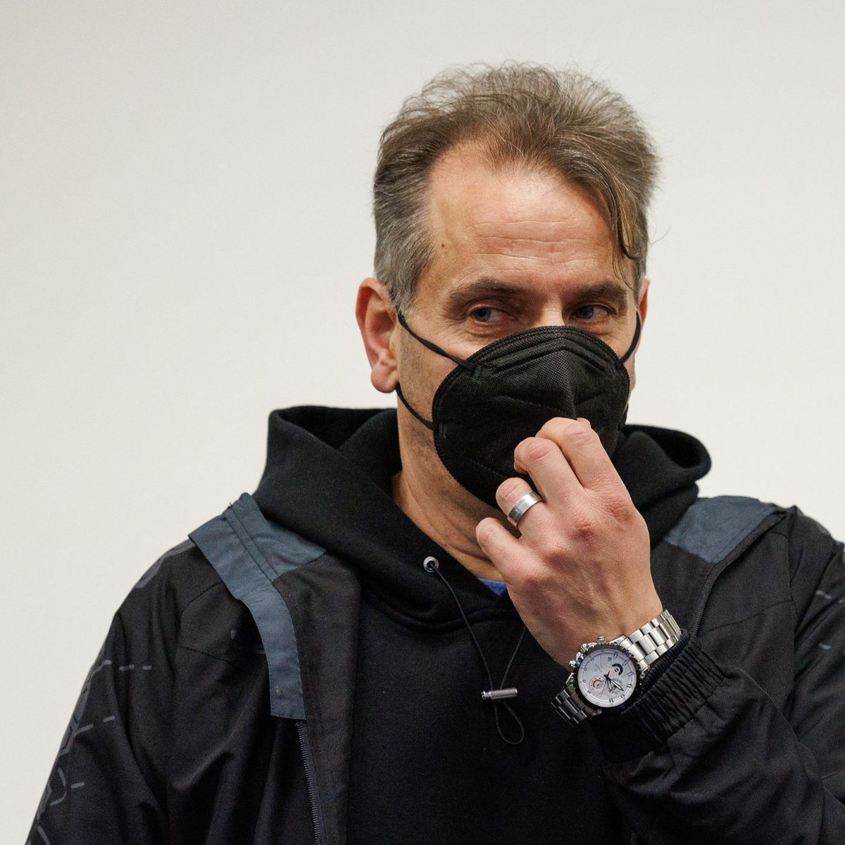 Wilfried W. steht in einem Saal des Landgerichts Paderborn. - Foto: Friso Gentsch/dpa
