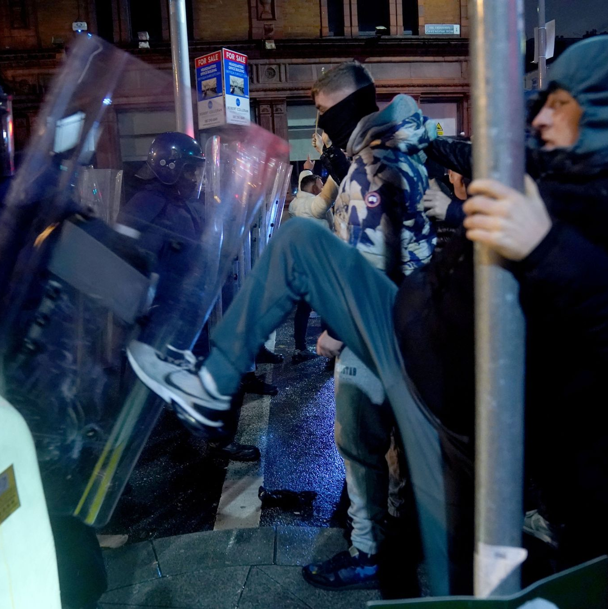 Ein Auto brennt in der Parnell Street im Stadtzentrum von Dublin. - Foto: Brian Lawless/PA Wire/dpa