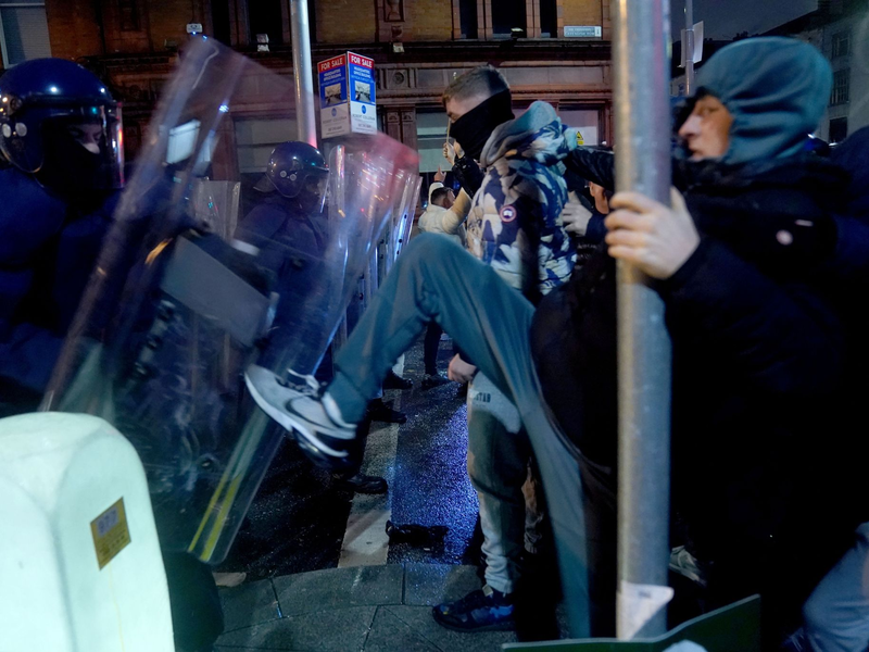 Ein Bus brennt in der O'Connell Street im Stadtzentrum von Dublin. - Foto: Brian Lawless/PA Wire/dpa