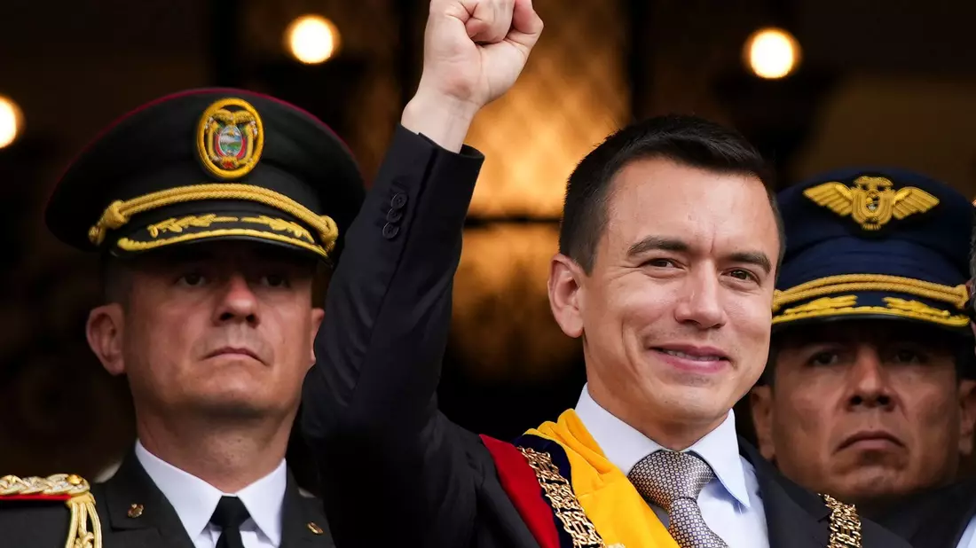 Daniel Noboa (M), frisch vereidigter Präsident von Ecuador, winkt von einem Balkon des Präsidentenpalastes. - Bild: Carlos Noriega/AP/dpa
