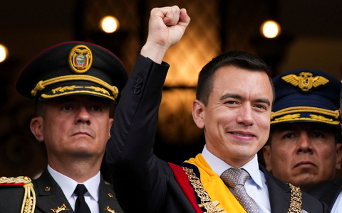 Daniel Noboa (M), frisch vereidigter Präsident von Ecuador, winkt von einem Balkon des Präsidentenpalastes. - Foto: Carlos Noriega/AP/dpa