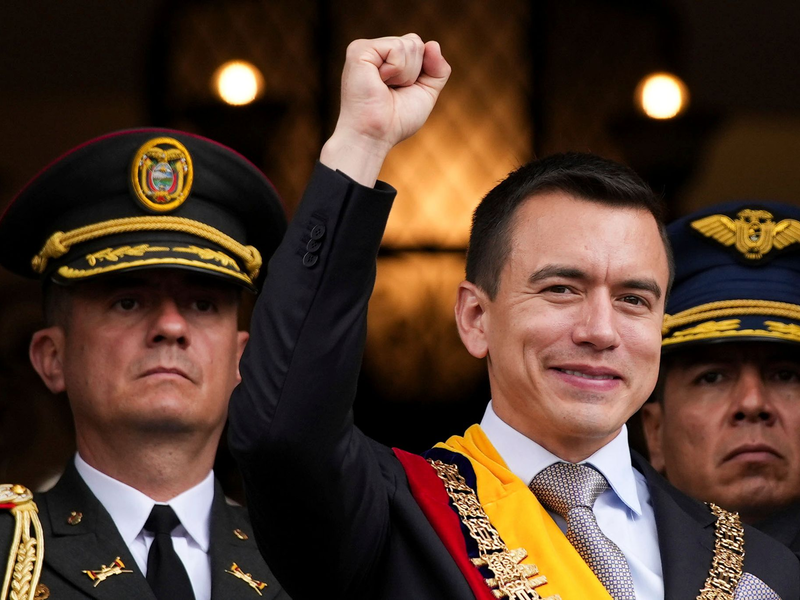 Daniel Noboa (M), frisch vereidigter Präsident von Ecuador, winkt von einem Balkon des Präsidentenpalastes. - Foto: Carlos Noriega/AP/dpa