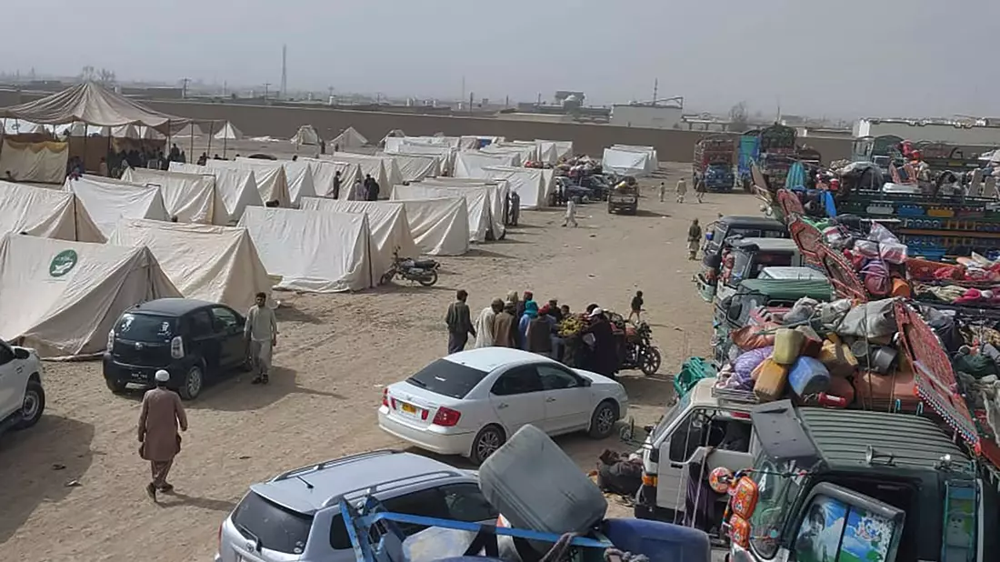 Afghanen warten in Chaman in einem Lager, das von den Behörden eingerichtet wurde, um illegal in Pakistan lebenden Menschen in ihr Heimatland abzuschieben. - Bild: Jafar Khan/AP/dpa