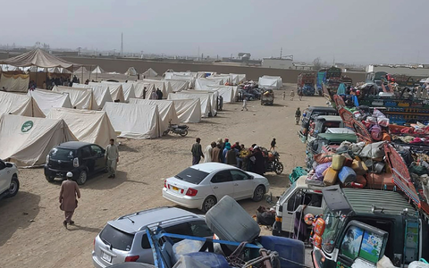 Afghanen warten in Chaman in einem Lager, das von den Behörden eingerichtet wurde, um illegal in Pakistan lebenden Menschen in ihr Heimatland abzuschieben. - Foto: Jafar Khan/AP/dpa