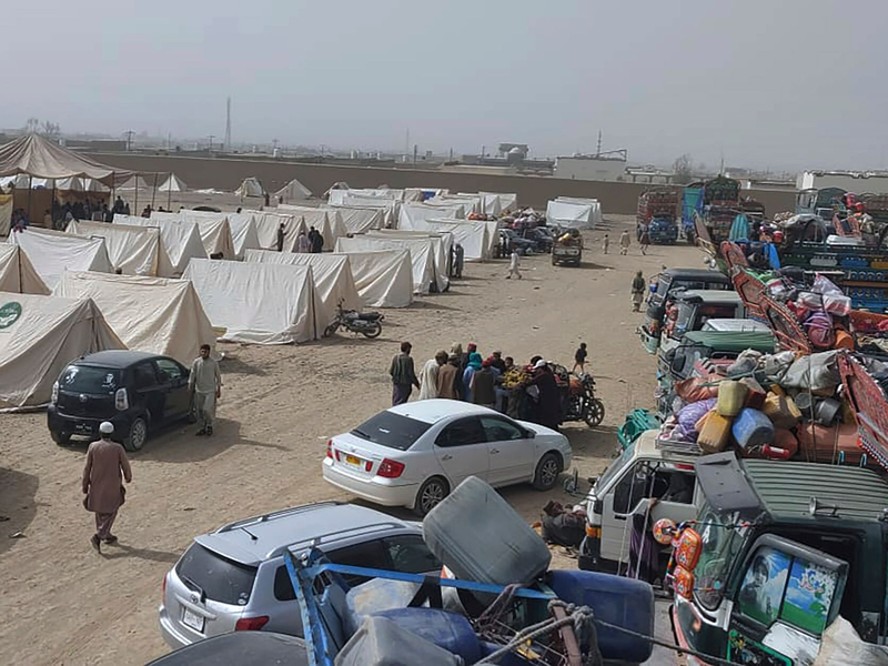 Afghanen warten in Chaman in einem Lager, das von den Behörden eingerichtet wurde, um illegal in Pakistan lebenden Menschen in ihr Heimatland abzuschieben. - Foto: Jafar Khan/AP/dpa