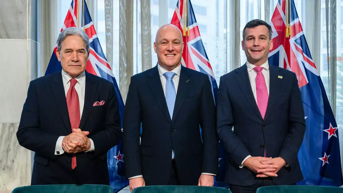 Winston Peters (l-r), designierter stellvertretender Premierminister von Neuseeland, Christopher Luxon, designierter Premierminister von Neuseeland, und der amtierende Regierungschef David Seymour stellen sich bei der Bekanntgabe der neuen Regierung für ein Gruppenfoto auf. - Bild: Mark Coote/AAP/dpa