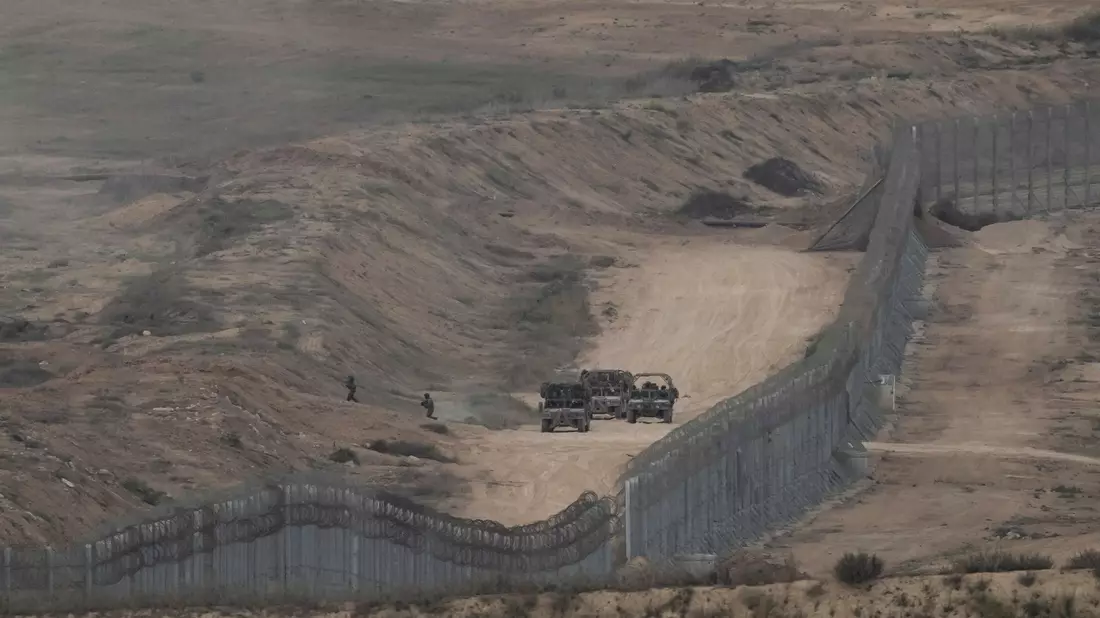 Israelische Soldaten sind an der Grenze zwischen Israel und Gaza zu sehen. (Symbolbild) - Bild: Leo Correa/AP/dpa