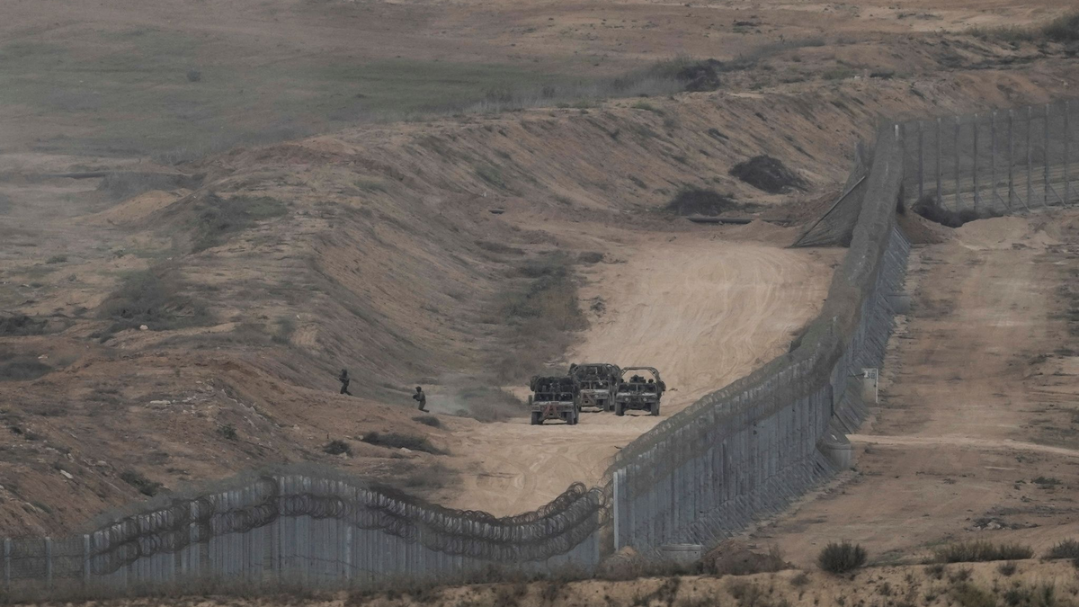 Israelische Soldaten sind an der Grenze zwischen Israel und Gaza zu sehen. (Symbolbild) - Foto: Leo Correa/AP/dpa