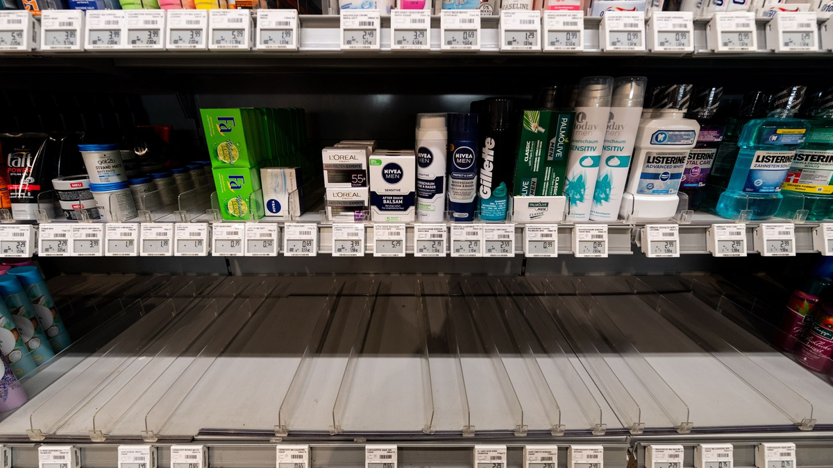 Leere Regalmeter sind seit Monaten Alltag in deutschen Supermärkten. - Foto: Robert Michael/dpa