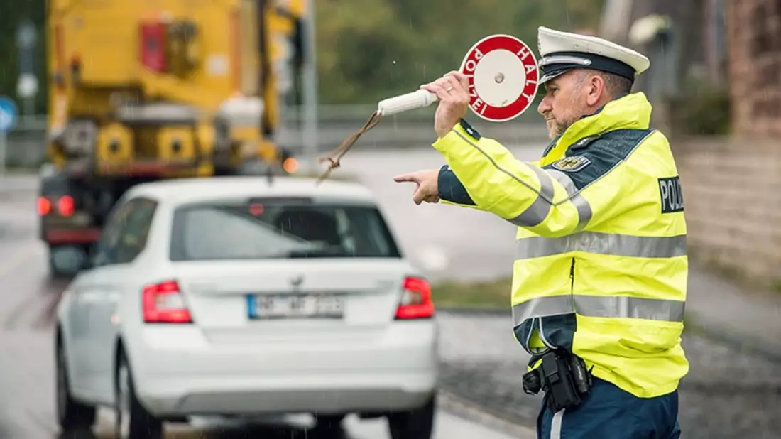 Bundespolizeidirektion München: Buskontrolle zieht zahlreiche Anzeigen nach sich/ Bundespolizei beendet Reise von sechs Migranten - Bild: presseportal.de
