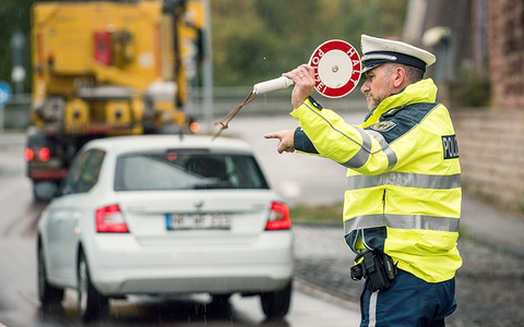 Bundespolizeidirektion München: Buskontrolle zieht zahlreiche Anzeigen nach sich/ Bundespolizei beendet Reise von sechs Migranten - Foto: presseportal.de