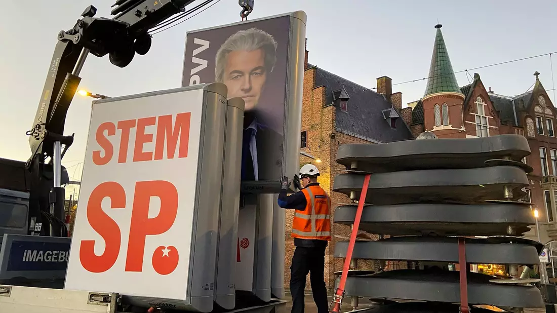 Ein Wahlkampfplakat der PVV-Partei mit dem Konterfei des Spitzenkandidaten Wilders wird am Morgen nach der Wahl entfernt. - Bild: Aleksandar Furtula/AP/dpa