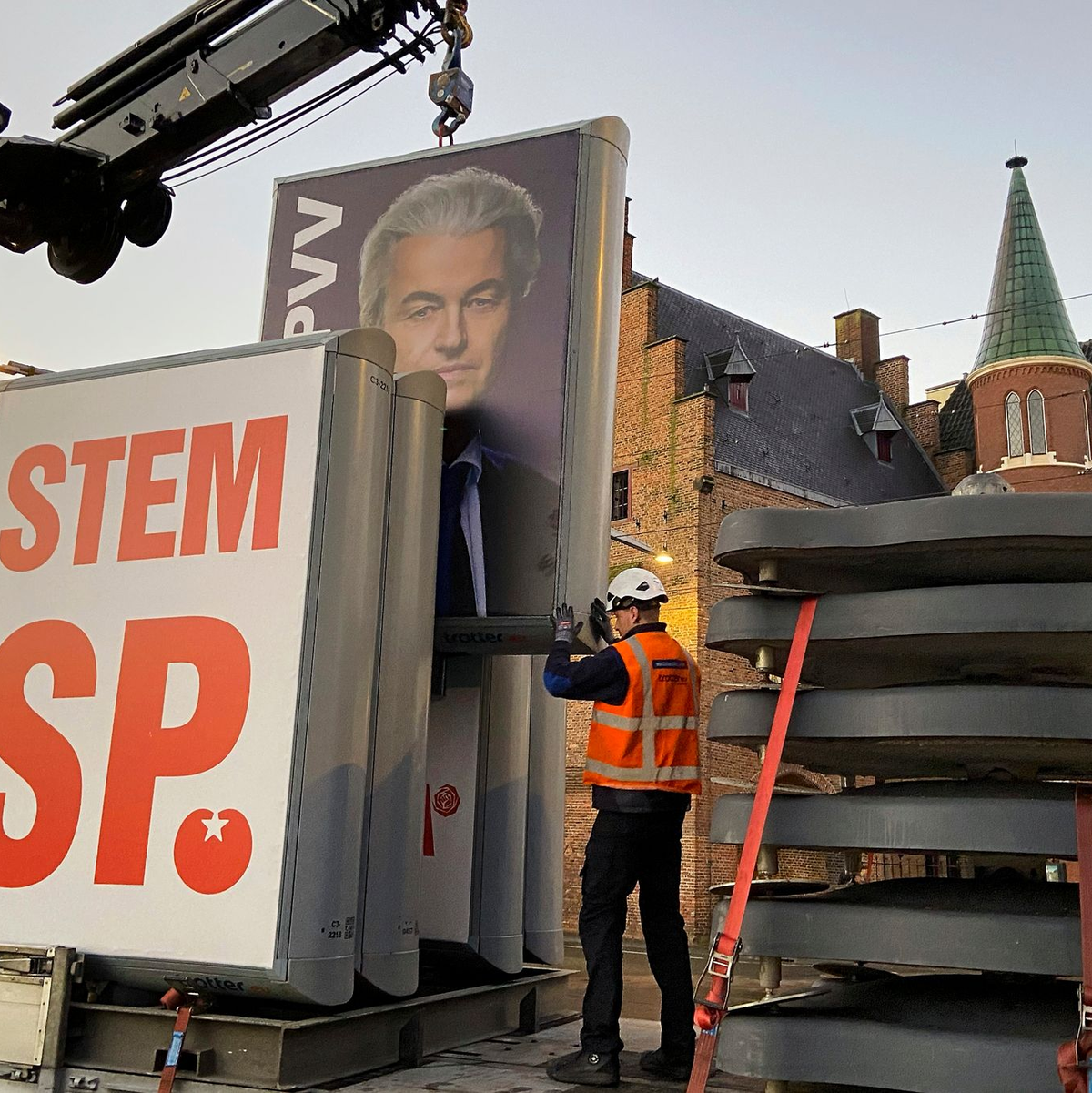 Ein Wahlkampfplakat der PVV-Partei mit dem Konterfei des Spitzenkandidaten Wilders wird am Morgen nach der Wahl entfernt. - Foto: Aleksandar Furtula/AP/dpa