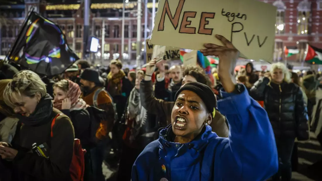 Hunderte Menschen treffen sich auf dem Dam-Platz in Amsterdam zu einer Solidaritätsaktion in Reaktion auf die Ergebnisse nach der Parlamentswahl. - Bild: Ramon Van Flymen/ANP/dpa