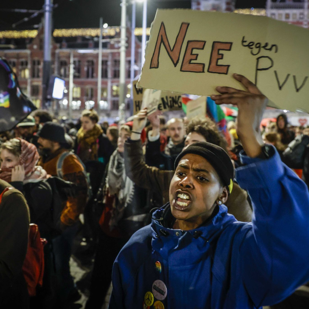 Hunderte Menschen treffen sich auf dem Dam-Platz in Amsterdam zu einer Solidaritätsaktion in Reaktion auf die Ergebnisse nach der Parlamentswahl. - Foto: Ramon Van Flymen/ANP/dpa