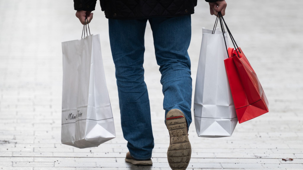 Er hat gut eingekauft, doch viele Menschen schränken ihre Konsumausgaben ein. - Foto: Julian Stratenschulte/dpa