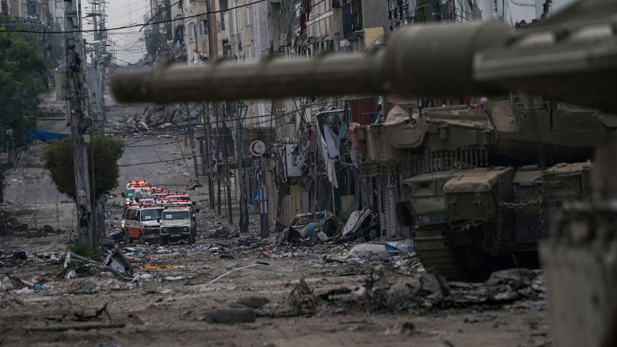 Krankenwagen stehen in der Nähe eines Panzers der israelischen Streitkräfte im Gazastreifen. - Foto: Victor R. Caivano/AP/dpa