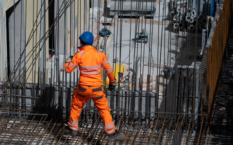 Harter Arbeitsalltag: Ein Bauarbeiter verlegt auf einer Baustelle Stahlmatten. - Foto: Sven Hoppe/dpa