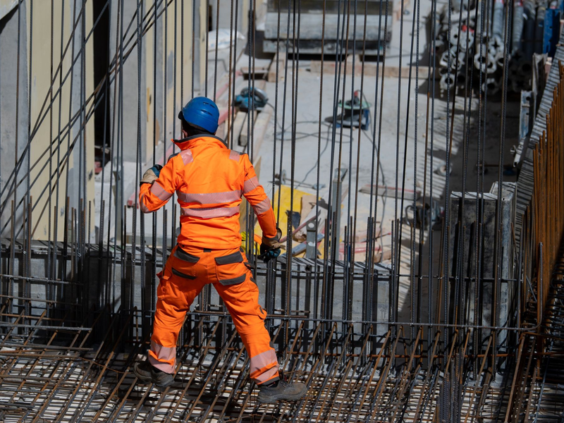 Harter Arbeitsalltag: Ein Bauarbeiter verlegt auf einer Baustelle Stahlmatten. - Foto: Sven Hoppe/dpa