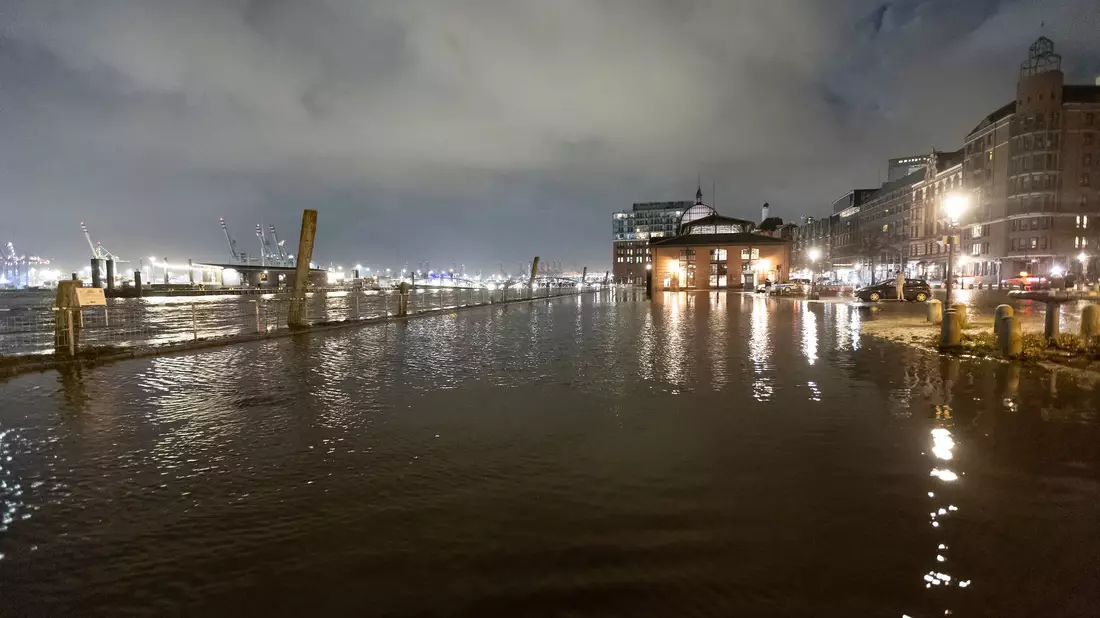 Das Wasser der Elbe überspült bei Hochwasser Teile des Strands in Hamburg-Övelgönne. - Bild: Bodo Marks/dpa