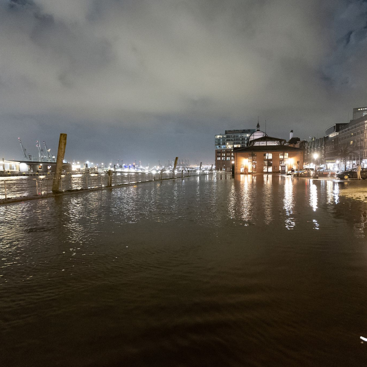 Das Wasser der Elbe überspült bei Hochwasser Teile des Strands in Hamburg-Övelgönne. - Foto: Bodo Marks/dpa
