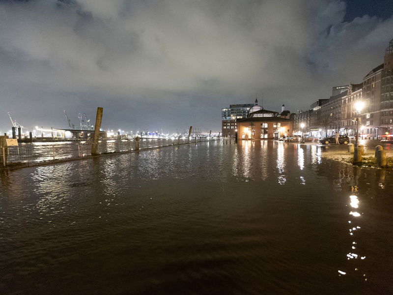 Das Wasser der Elbe überspült bei Hochwasser Teile des Strands in Hamburg-Övelgönne. - Foto: Bodo Marks/dpa