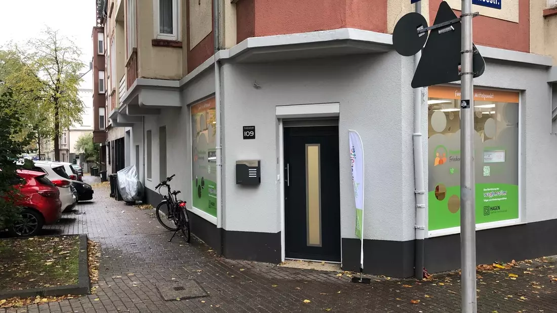 POL-HA: Beamter des Bezirksdienstes der Hagener Polizei besucht Eröffnung des Familienbüros in Altenhagen - Bild: presseportal.de