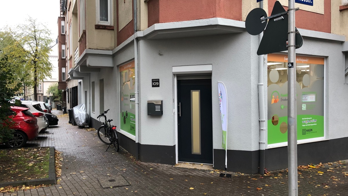 POL-HA: Beamter des Bezirksdienstes der Hagener Polizei besucht Eröffnung des Familienbüros in Altenhagen - Foto: presseportal.de