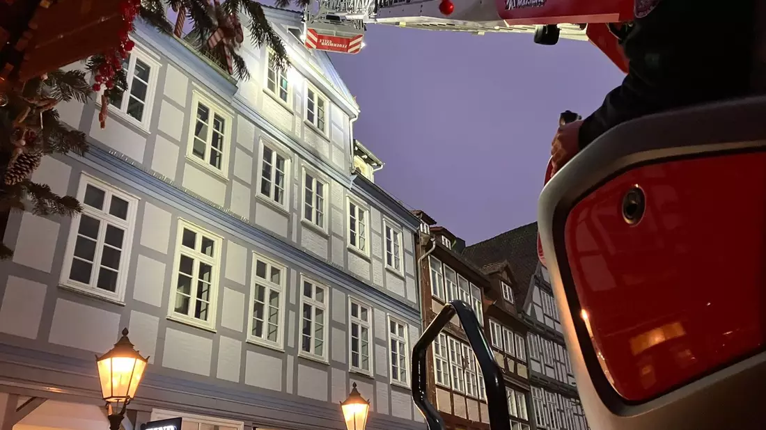 FW Celle: Das muss passen - mit der Drehleiter über den Celler Weihnachtsmarkt! - Bild: presseportal.de