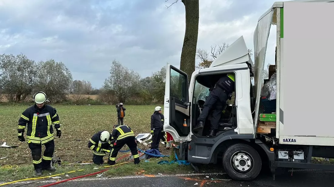 Feuerwehr Kalkar: Verkehrsunfall mit LKW - Bild: presseportal.de
